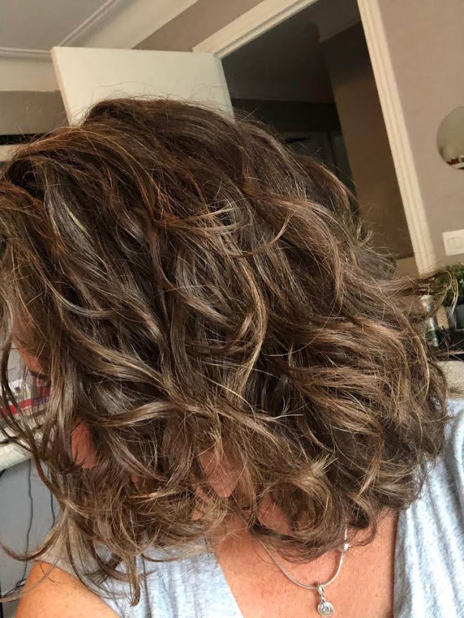 Photo de Caroline et ses cheveux bouclés