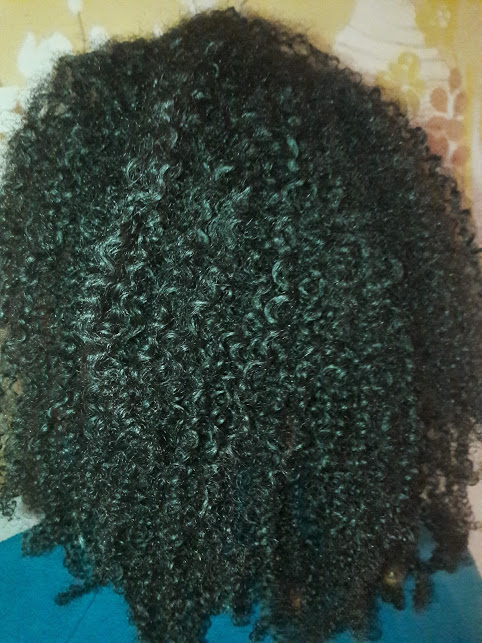 Gros plan sur la texture de mes boucles bien définies et hydratées.