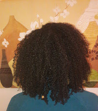 Mes cheveux naturels, secs et étirés, vue de dos montrant la longueur et le volume.