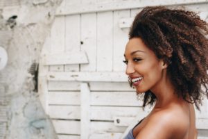 Prendre soin des cheveux afro, bouclés/frisés et métissés