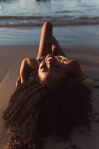 Prendre soin des cheveux afro, bouclés/frisés et métissés en été