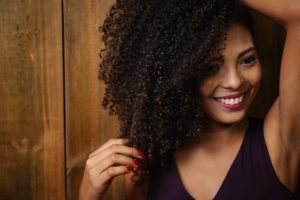 Prendre soin des cheveux afro, bouclés/frisés et métissés